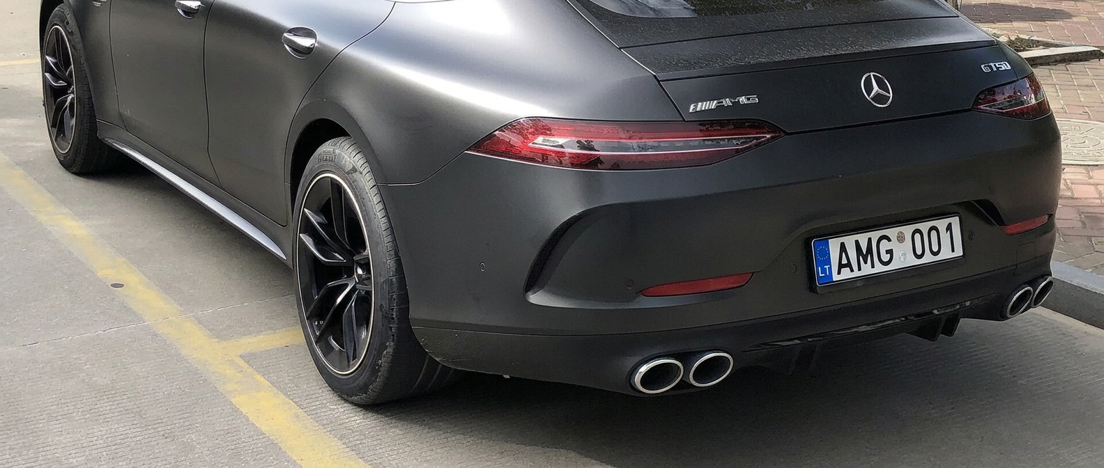 Matinės juodos spalvos Mercedes-AMG GT kupė iš galo
