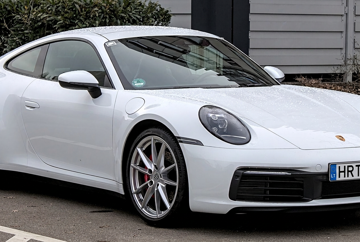 Baltas Porsche 911 (992) Carrera S kupė
