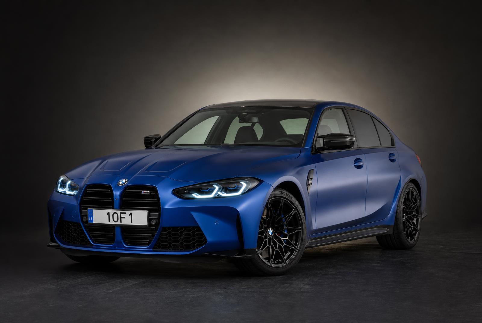 Mėlynas BMW M3 Competition (G80) sedanas 1OF1 studijoje
